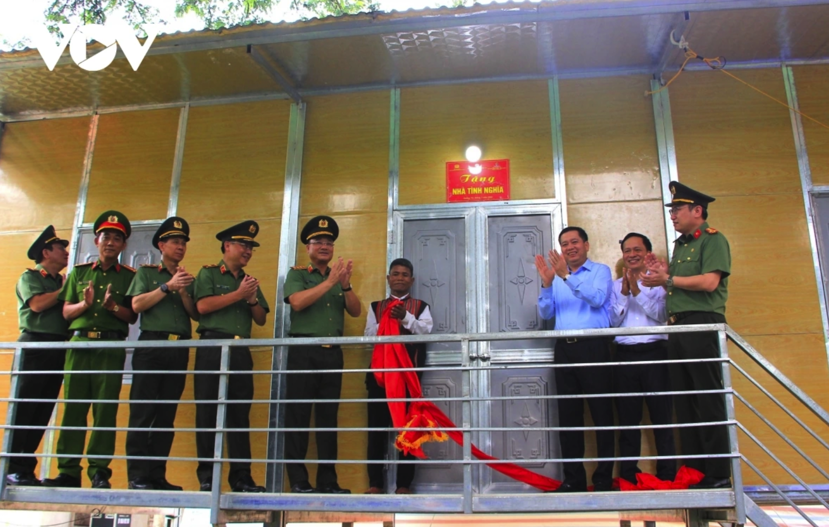 Người dân miền núi tỉnh Quảng Trị vui mừng khi được nhận những ngôi nhà mới