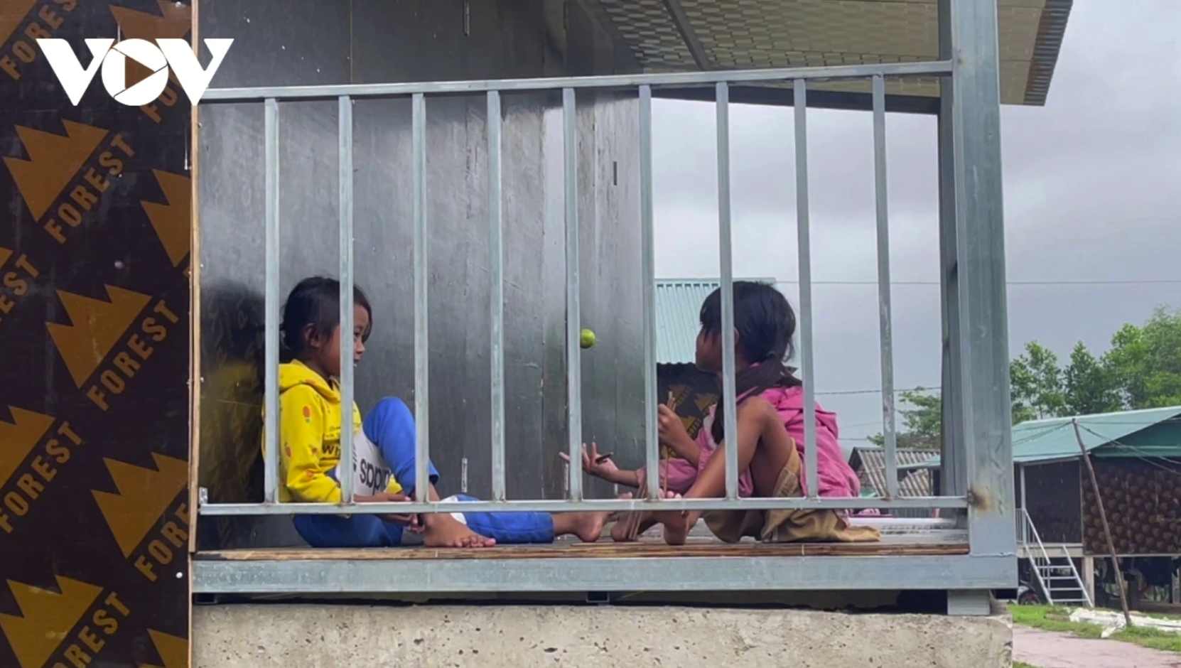 Những đứa trẻ vui chơi trong ngôi nhà mới