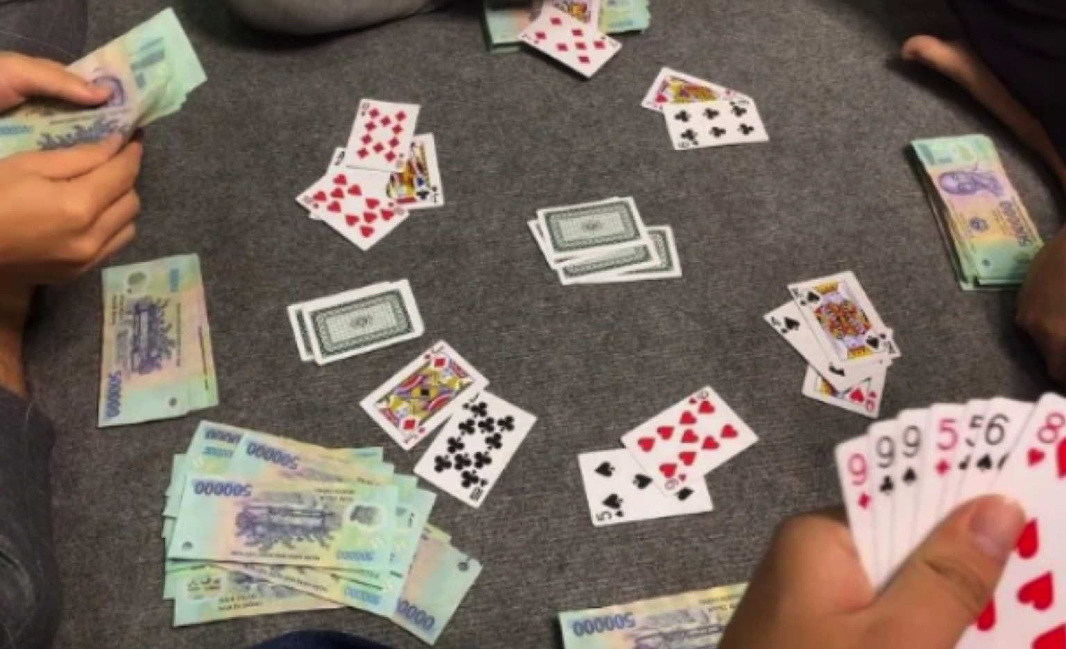 Đánh bạc có thể bị xử phạt hành chính hoặc truy cứu trách nhiệm hình sự - Ảnh: KT
