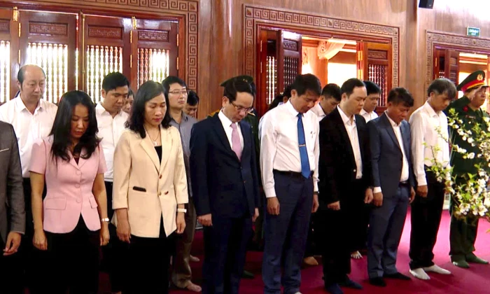 Phường Đồng Hới: Dâng hương tại Đền thờ Bác Hồ và các Anh hùng liệt sĩ tỉnh