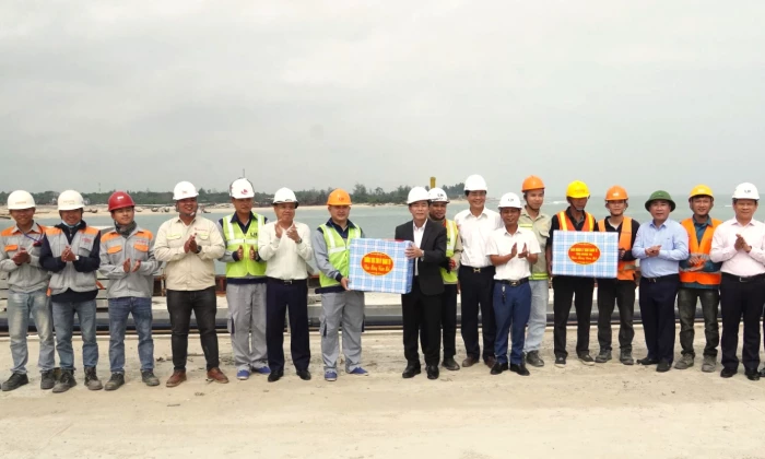 Đồng chí Bí thư Tỉnh ủy thăm, kiểm tra tình hình triển khai dự án Khu bến cảng Mỹ Thủy