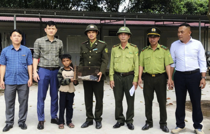 Xã Đakrông: Một học sinh lớp 4 bàn giao cá thể rái cá quý hiếm cho lực lượng chức năng