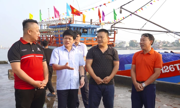 Đồng chí Phó Chủ tịch UBND tỉnh thăm, động viên ngư dân đầu năm mới