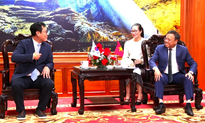 Đồng chí Lê Đức Tiến, Phó Chủ tịch UBND tỉnh tiếp xã giao đoàn công tác Hệ thống siêu thị K-Market Hàn Quốc