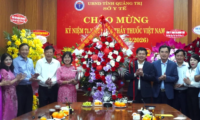 Đồng chí Phó Bí thư Thường trực Tỉnh ủy chúc mừng Sở Y tế và các đơn vị nhân Ngày Thầy thuốc Việt Nam