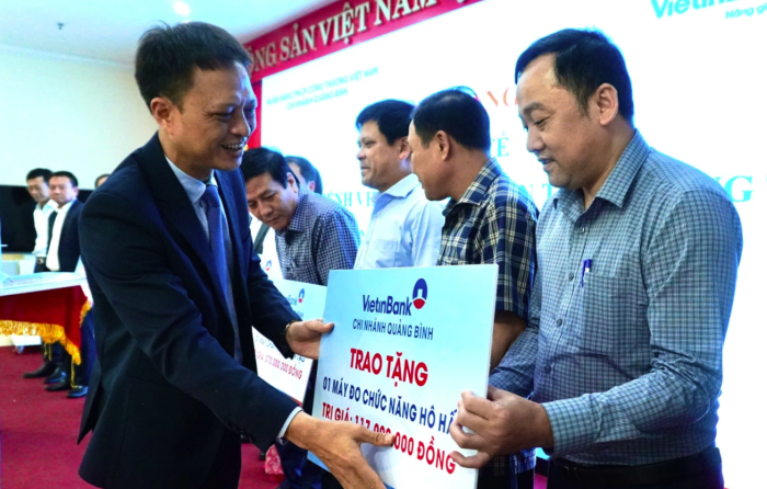 Trao tặng thiết bị y tế cho các bệnh viện trên địa bàn tỉnh