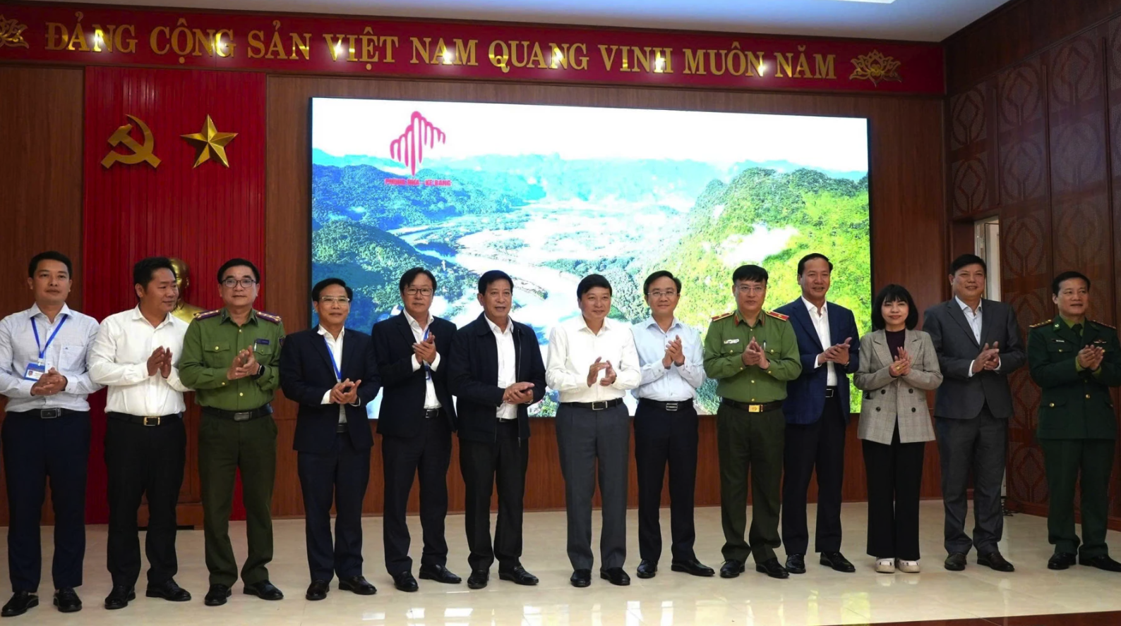 Đồng chí Lê Hồng Vinh, Chủ tịch UBND tỉnh tặng quà cho BQL VQG PN-KB - Ảnh: T.Đ