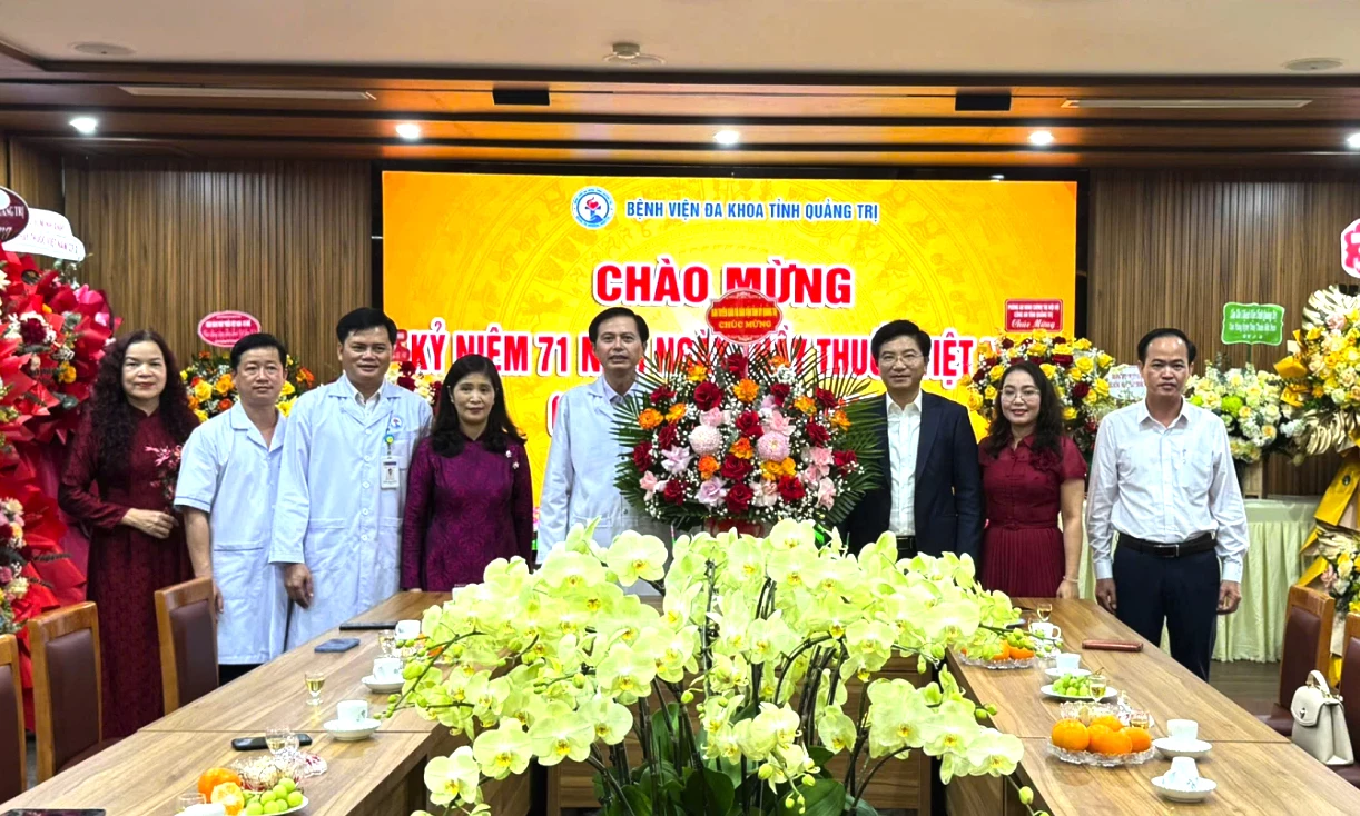 Đồng chí Trưởng ban Tuyên giáo và Dân vận Tỉnh ủy thăm, chúc mừng Bệnh viện đa khoa tỉnh Quảng Trị