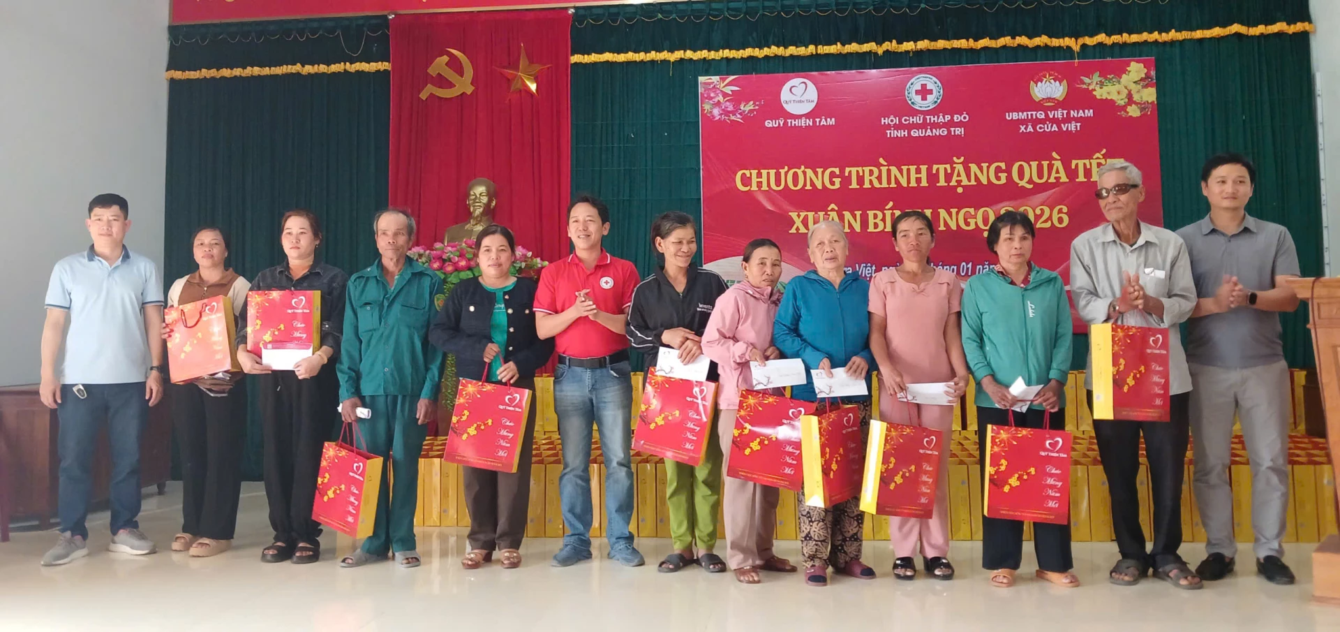 Ban Tổ chức trao quà cho các hộ dân có hoàn cảnh khó khăn trên địa bàn xã Cửa Việt.