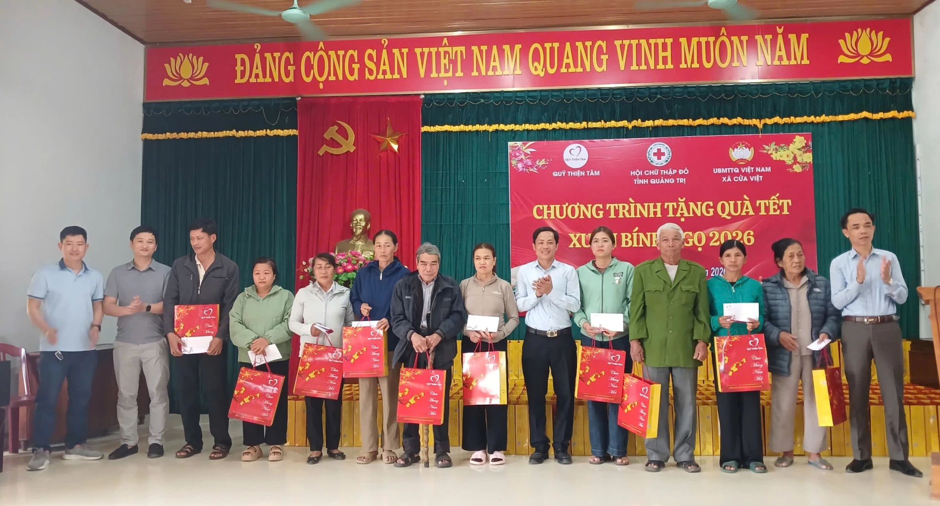 Ban Tổ chức trao quà cho các hộ dân có hoàn cảnh khó khăn trên địa bàn xã Cửa Việt.