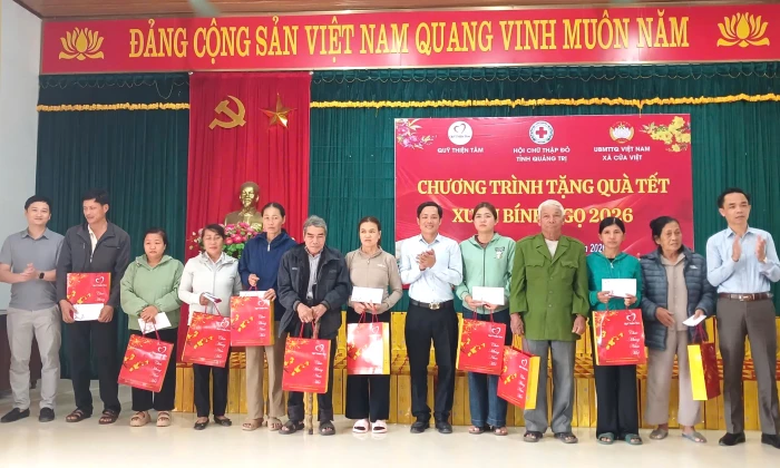 Trao 400 suất quà Tết cho hộ nghèo, cận nghèo xã Cửa Việt