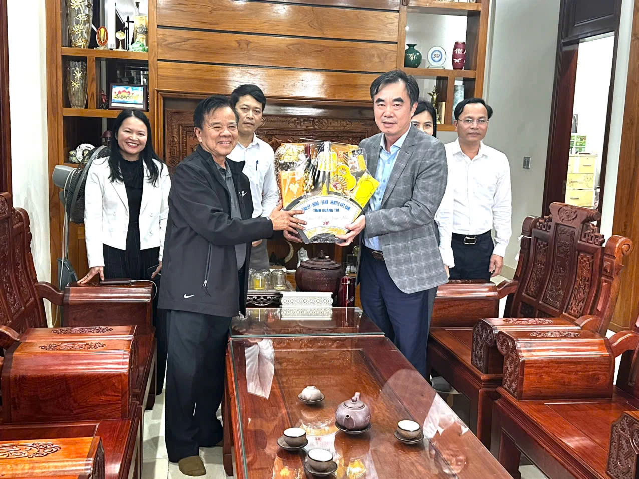 Đồng chí Trưởng ban Tổ chức Tỉnh ủy Nguyễn Lương Bình và các thành viên trong đoàn thăm hỏi, chúc Tết gia đình đồng chí Nguyễn Văn Hùng ở phường Đông Hà - Ảnh: T.T