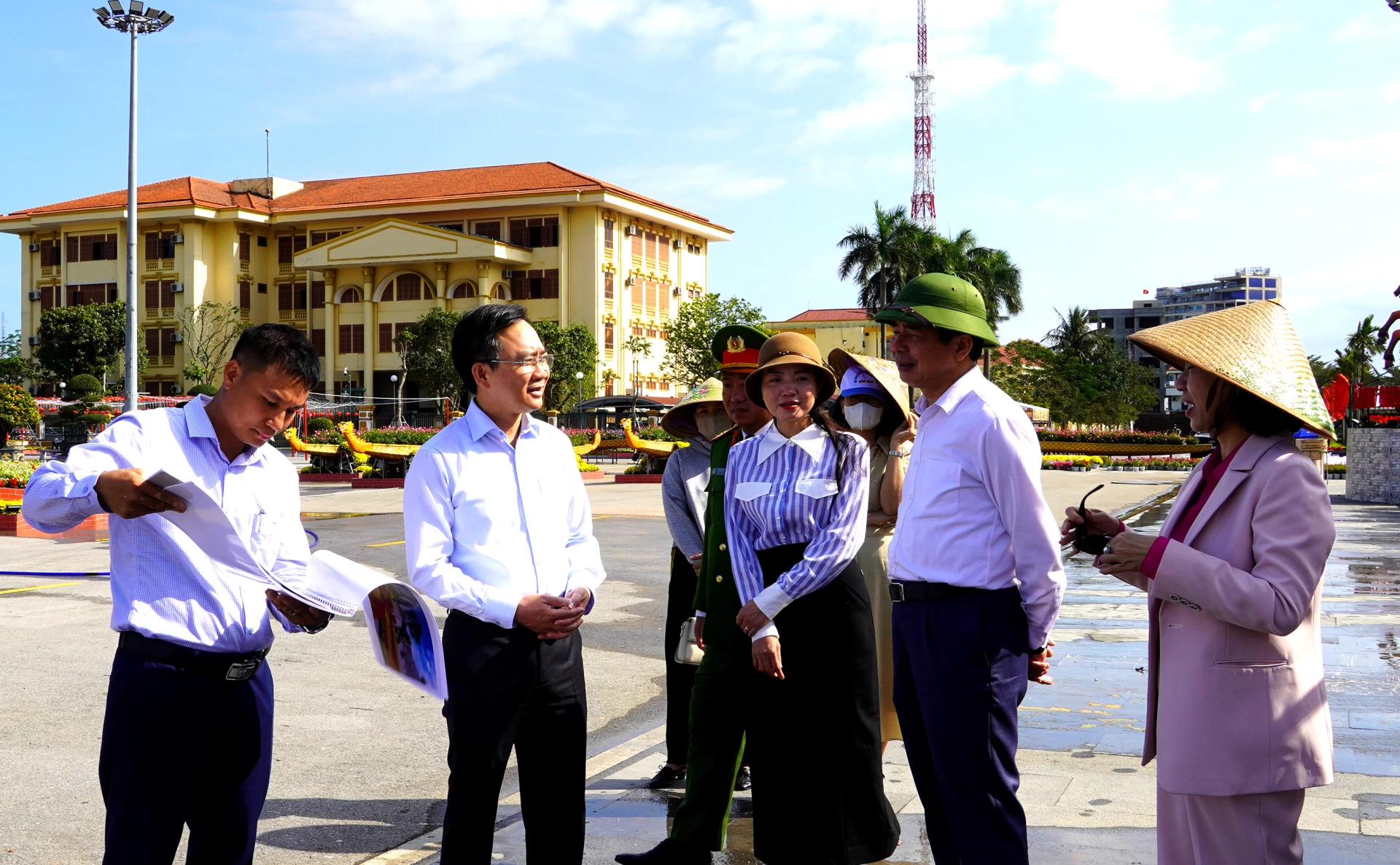 Đồng chí Phó Chủ tịch UBND tỉnh Hoàng Xuân Tân kiểm tra công tác chỉnh trang đón Tết Bính Ngọ 2026 tại khu vực trung tâm phường Đồng Hới - Ảnh: H.Tr.