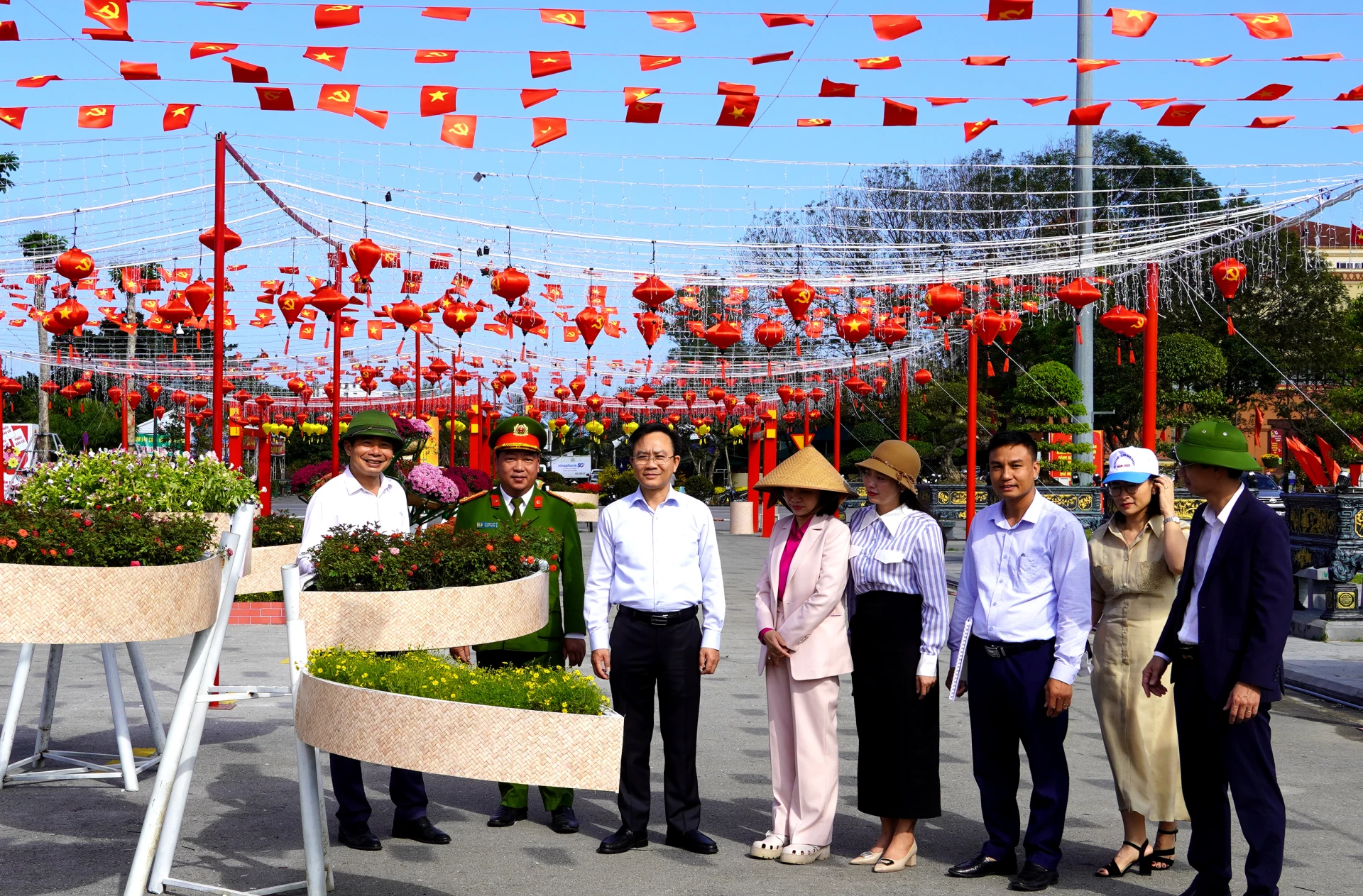 Đồng chí Phó Chủ tịch UBND tỉnh Hoàng Xuân Tân đánh giá cao việc tạo không khí vui tươi, sôi nổi của Đồng Hới… nhân dịp đón Tết cổ truyền của dân tộc - Ảnh: H.Tr.