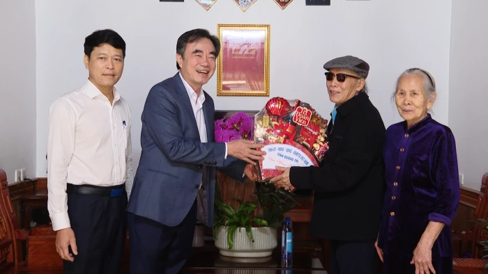 Đồng chí Trưởng Ban Tổ chức Tỉnh ủy thăm, chúc Tết gia đình đồng chí nguyên Trưởng Ban Tổ chức Tỉnh ủy