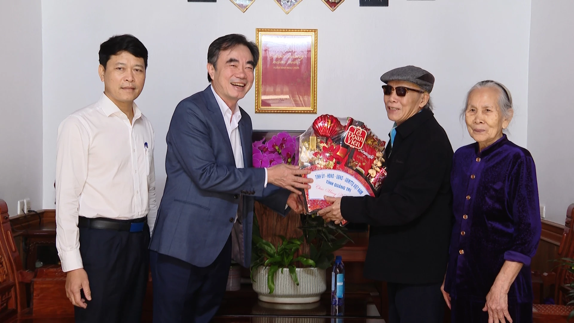 Đồng chí Trưởng Ban Tổ chức Tỉnh ủy Nguyễn Lương Bình chúc đồng chí Nguyễn Đình Song và gia đình đón một năm mới đầm ấm và hạnh phúc - Ảnh: TS