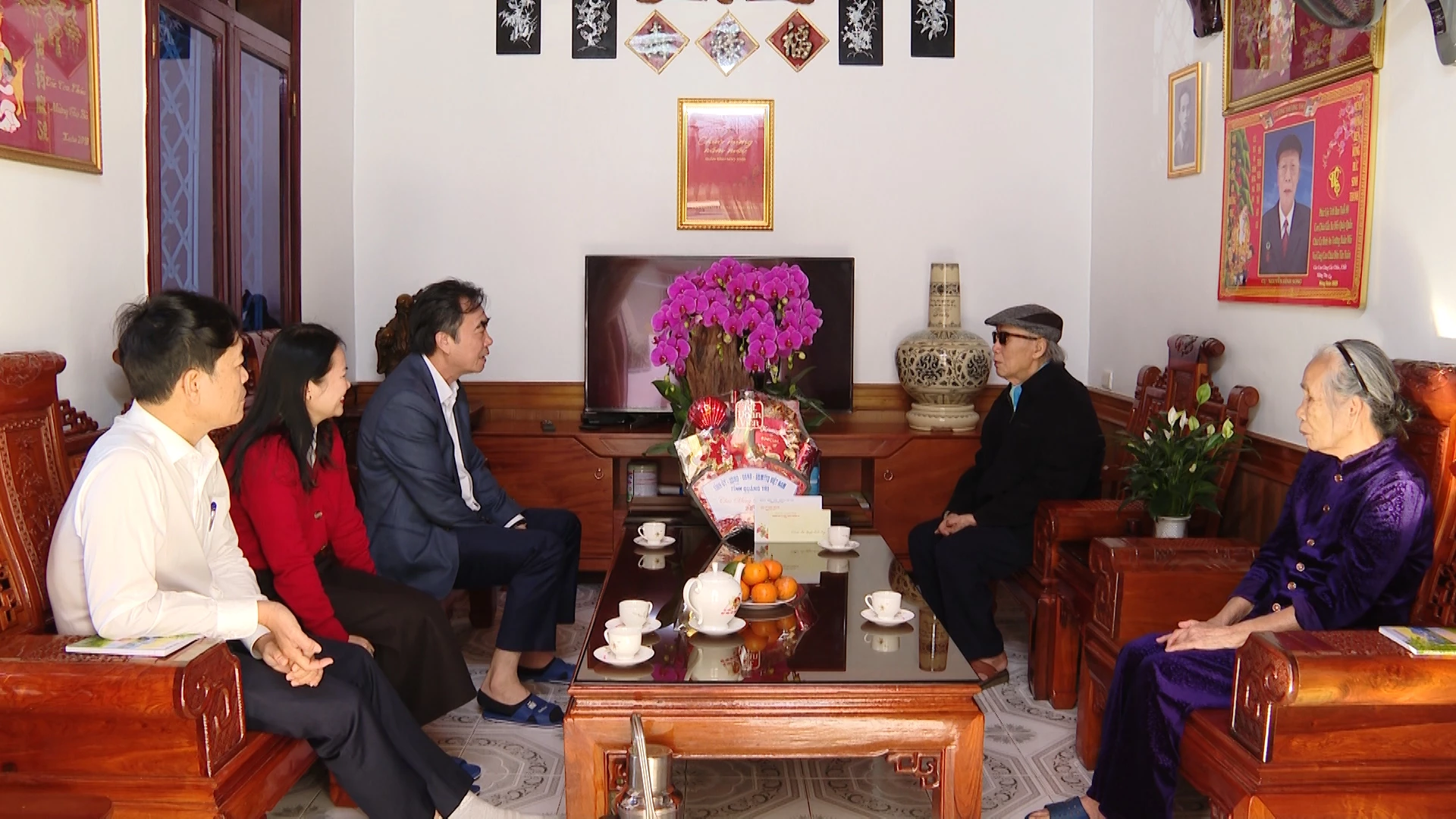 Đồng chí Nguyễn Lương Bình, Trưởng ban Tổ chức Tỉnh ủy thăm, chúc Tết đồng chí Nguyễn Đình Song, nguyên Ủy viên Ban Thường vụ, nguyên Trưởng ban Tổ chức Tỉnh ủy Quảng Bình (cũ) - Ảnh: QV