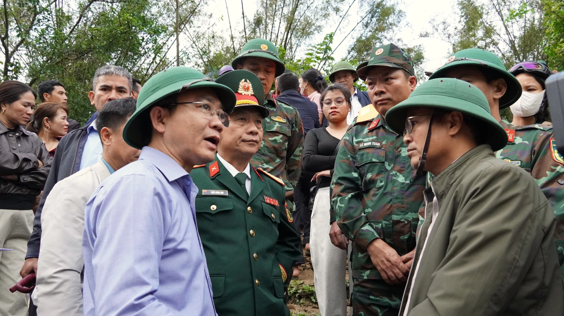 Đồng chí Hoàng Xuân Tân, Phó Chủ tịch UBND tỉnh yêu cầu huy động tối đa lực lượng, phương tiện để tìm kiếm các nạn nhân - Ảnh: QV