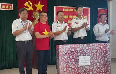 Lãnh đạo Hội Nhà báo Việt Nam và Hội Nhà báo các tỉnh, thành phố tặng quà cho cán bộ, chiến sĩ ở Trường Sa - Ảnh: M.T