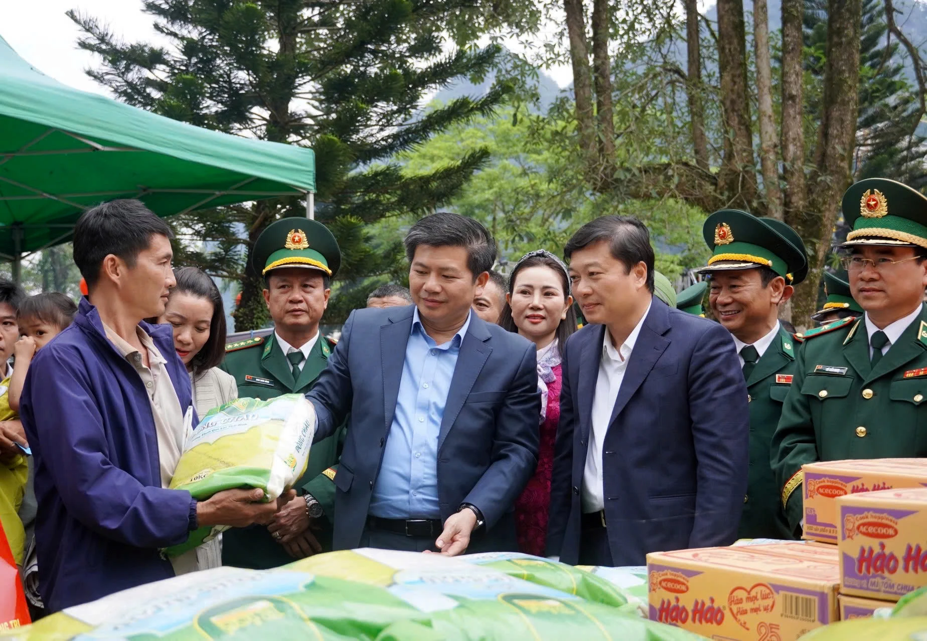 Các đồng chí lãnh đạo tỉnh trao quà “0 đồng” cho bà con trong chương trình “Xuân Biên phòng-Ấm lòng dân bản” năm 2026 tại xã Kim Phú - Ảnh: X.P