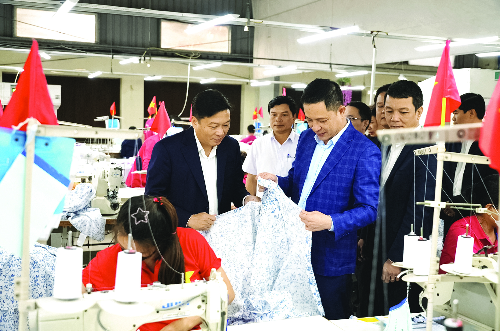 Anh Võ Xuân Trung báo cáo với đồng chí Chủ tịch UBND tỉnh Lê Hồng Vinh và đoàn công tác về tình hình sản xuất, kinh doanh của Xí nghiệp May Hà Quảng