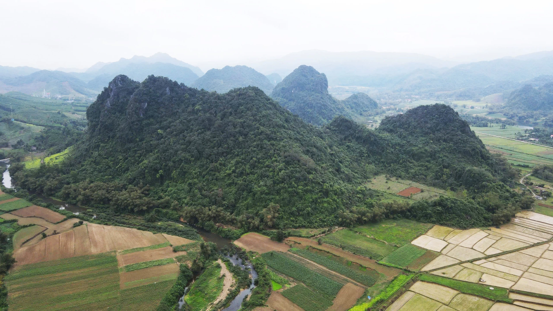 Những lèn đá ở xã Tuyên Phú, là địa bàn sinh sống của loài voọc gáy trắng nhưng bị chia cắt bởi những tuyến đường giao thông-Ảnh:P.P