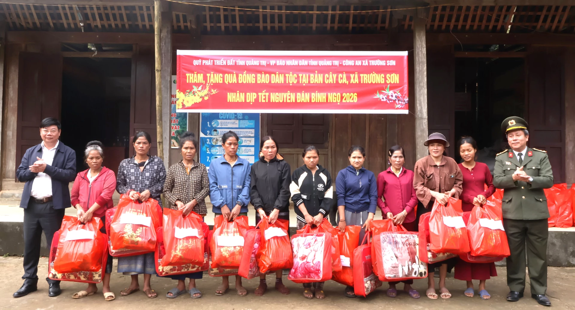 Lãnh đạo các đơn vị trao quà Tết cho đồng bào dân tộc thiểu số ở bản Cây Cà, xã Trường Sơn - Ảnh: A.T