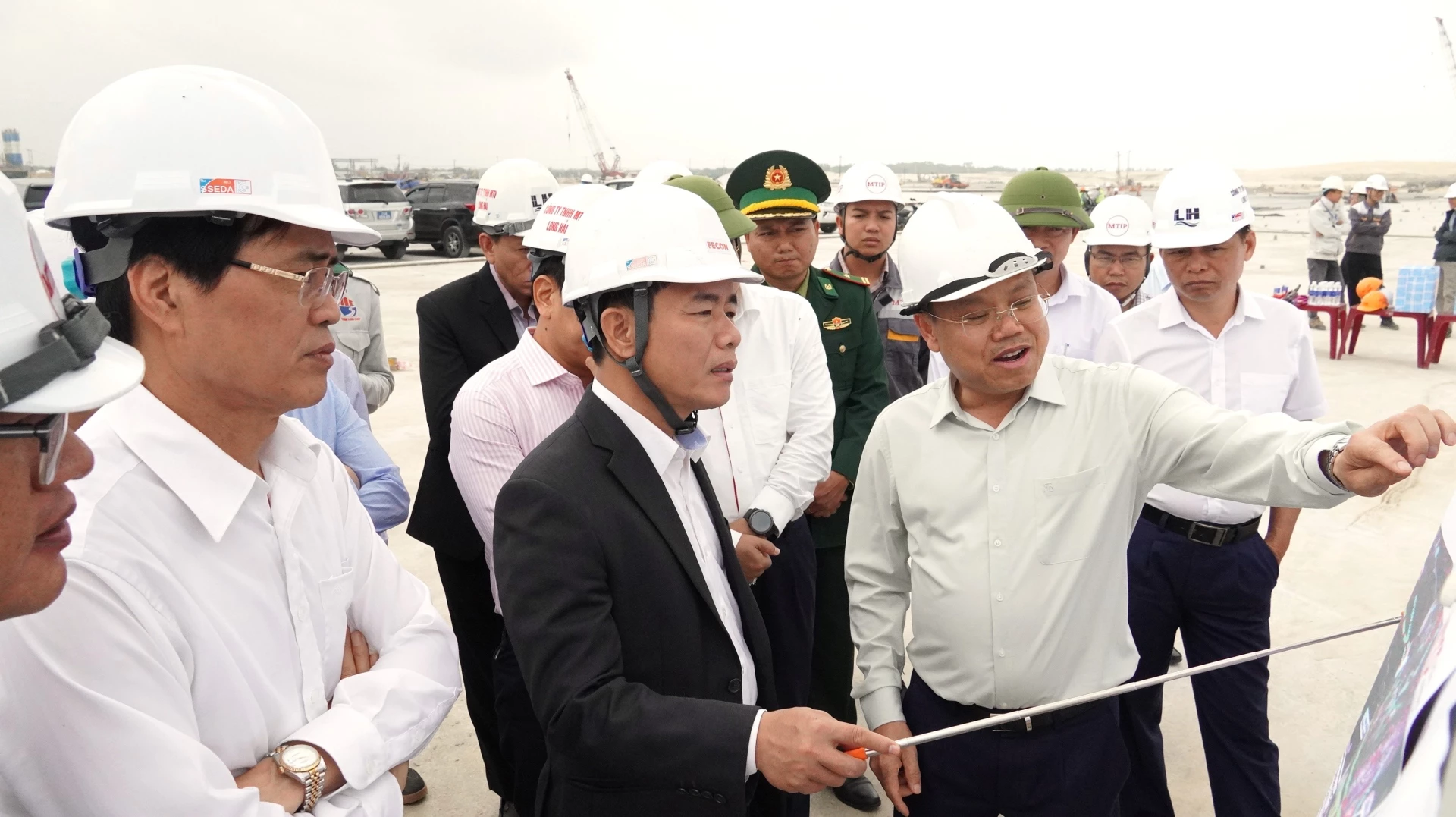 Đồng chí Bí thư Tỉnh ủy Nguyễn Văn Phương lưu ý chính quyền địa phương và các ban, ngành phối hợp, đồng hành cùng chủ đầu tư - Ảnh: QV