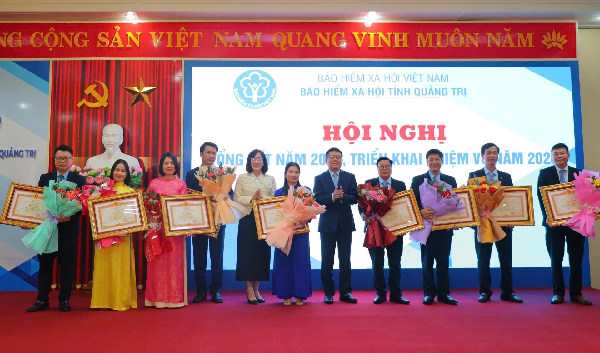 Trao tặng bằng khen của Thủ tướng Chính phủ cho các cá nhân thuộc Bảo hiểm xã hội tỉnh Quảng Trị - Ảnh: N.L