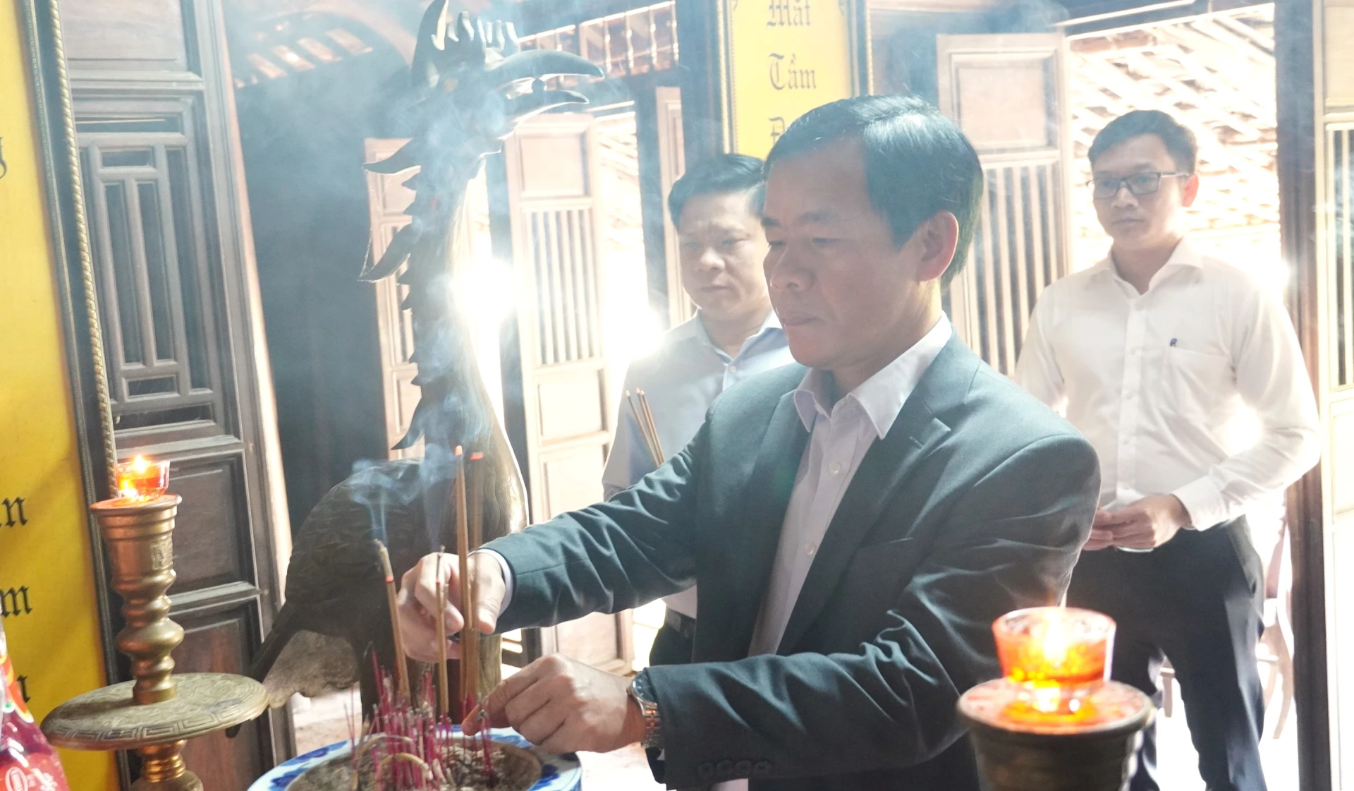 Đồng chí Bí thư Tỉnh ủy Nguyễn Văn Phương dâng hương tưởng nhớ Đại tướng Võ Nguyên Giáp - Ảnh: QV