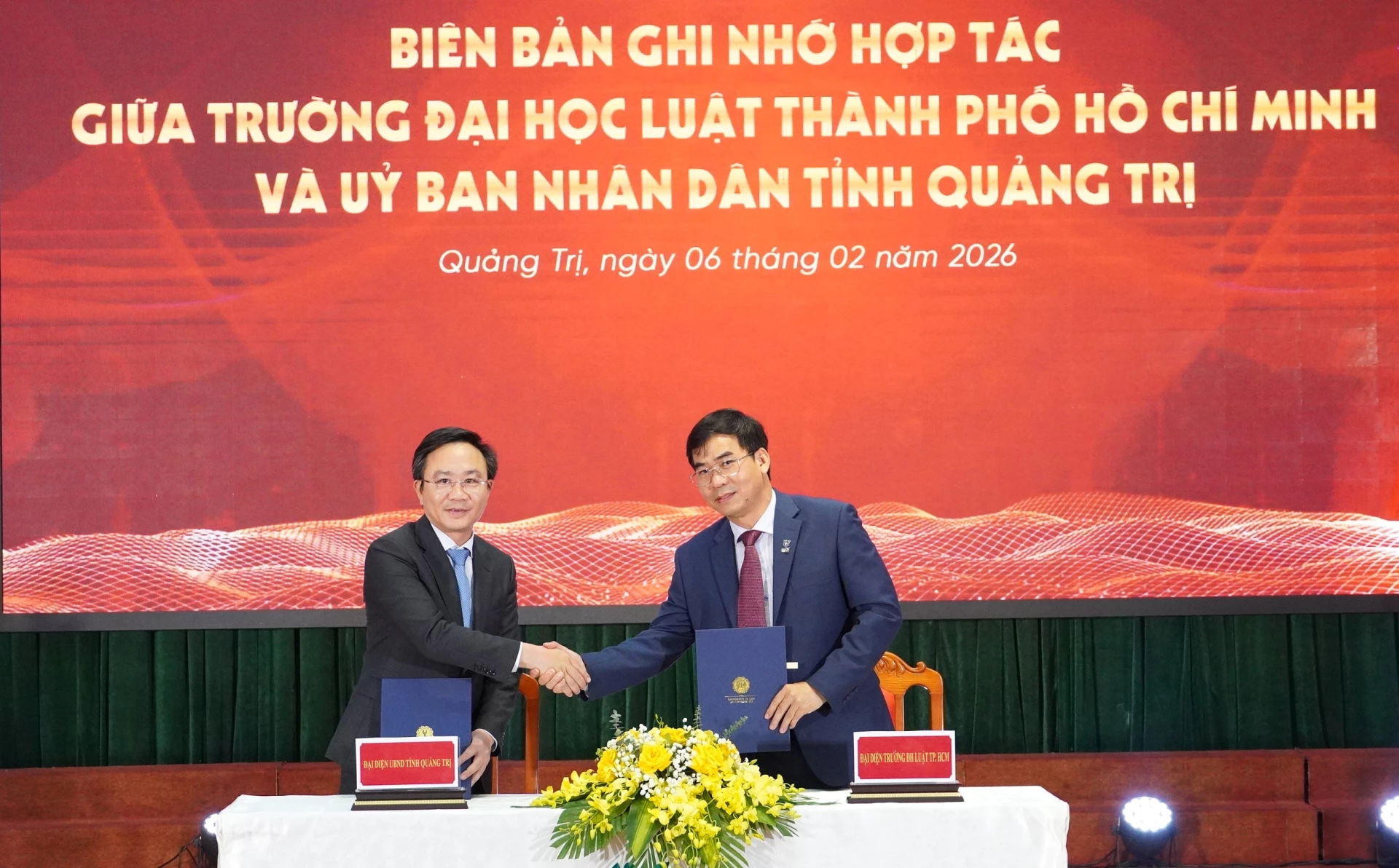 Ký thỏa thuận hợp tác giữa UBND tỉnh Quảng Trị và Trường Đại học Luật TP. Hồ Chí Minh - Ảnh: QV