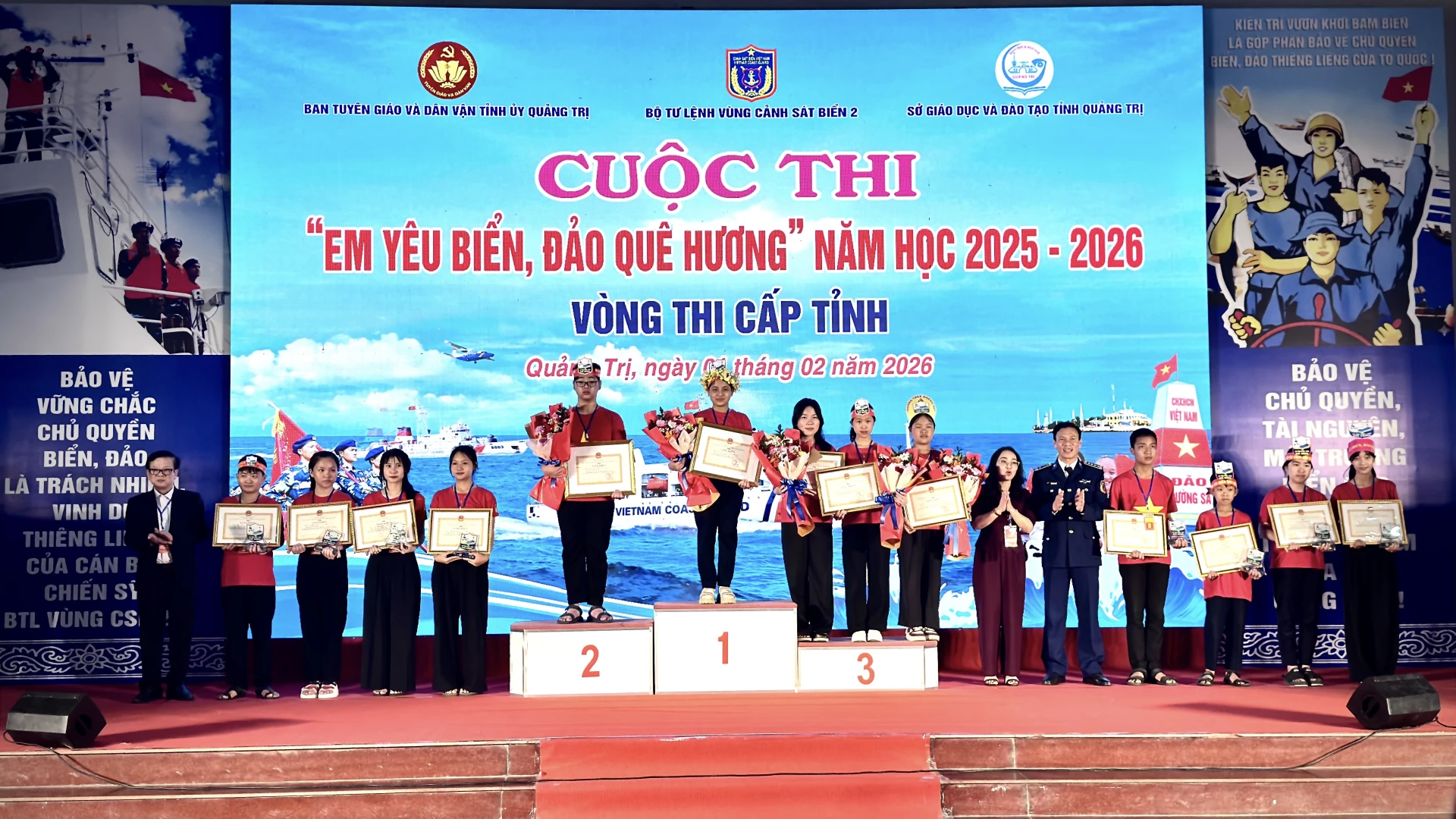 Ban Tổ chức trao giải cuộc thi - Ảnh: Quang Ngọc.