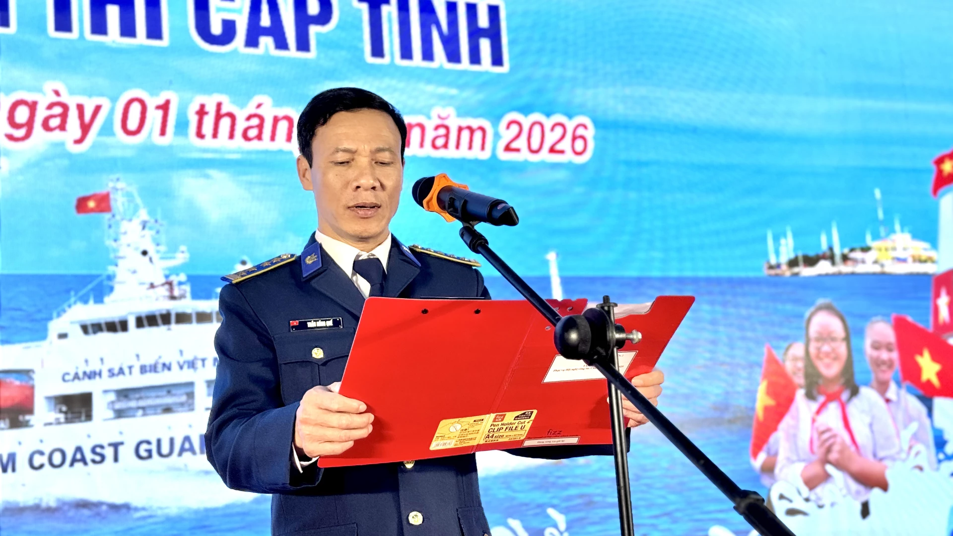 Đại tá Trần Hồng Quế, Phó Chính ủy BTL Vùng Cảnh sát biển 2 phát biểu tại cuộc thi - Ảnh: Quang Ngọc.