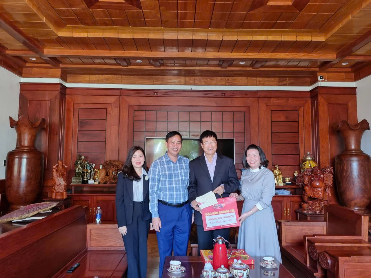 Đồng chí Nguyễn Đăng Quang, Phó Bí thư Tỉnh uỷ, Chủ tịch HĐND tỉnh chúc tết đồng chí Lương Ngọc Bính, nguyên Bí thư Tỉnh uỷ, Chủ tịch HĐND tỉnh, Trưởng Đoàn ĐBQH tỉnh -Ảnh: L.T