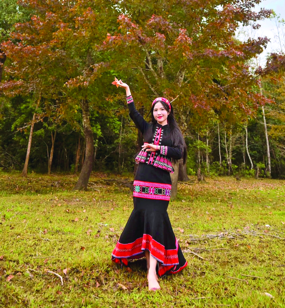 Lê Thị Chưng Nhi - Cô gái Pa Kô năng động, tự tin quảng bá trang phục thổ cẩm do mình thiết kế - Ảnh: N.B