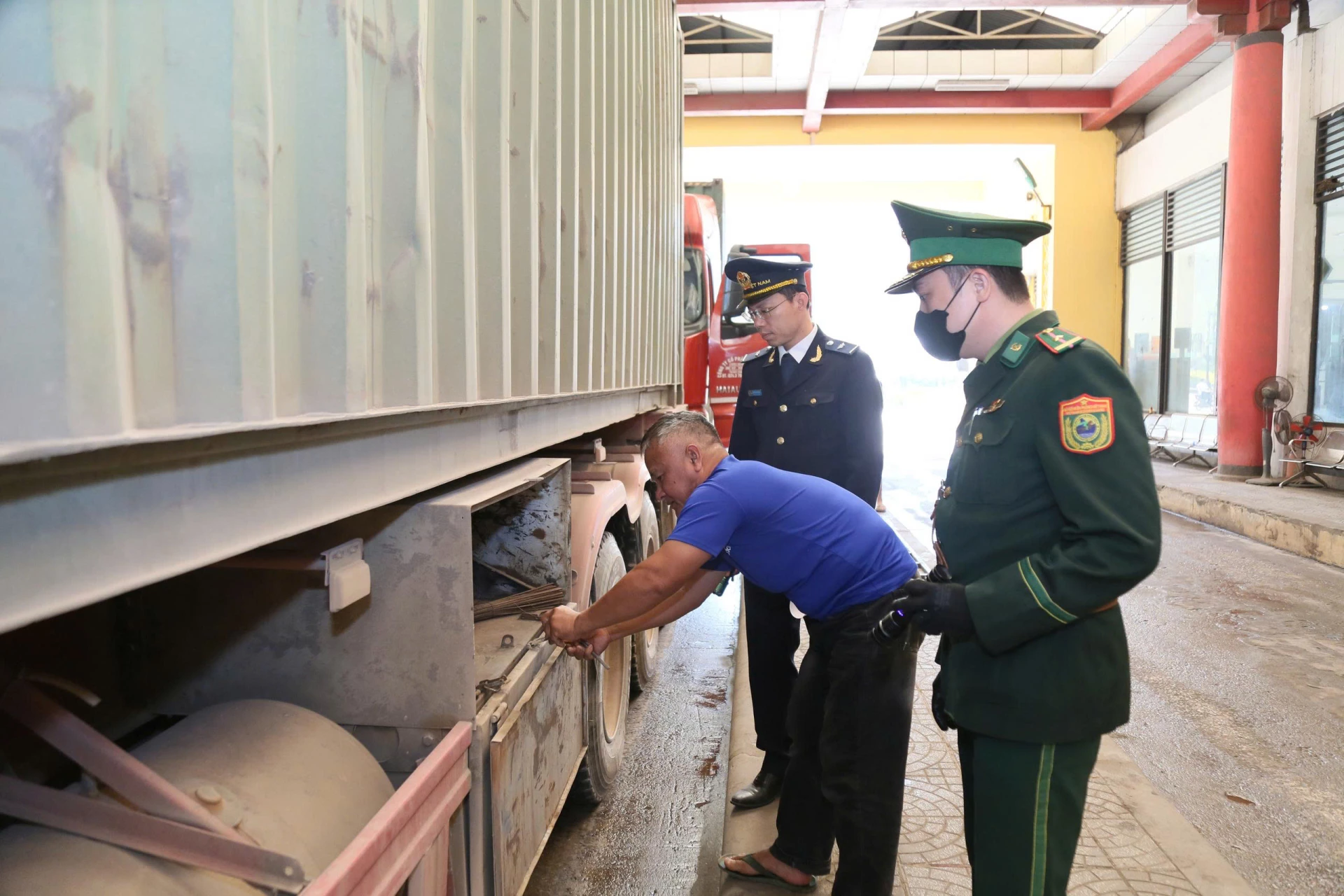 Lực lượng chức năng tăng cường kiểm tra hàng hóa qua cửa khẩu - Ảnh: QV