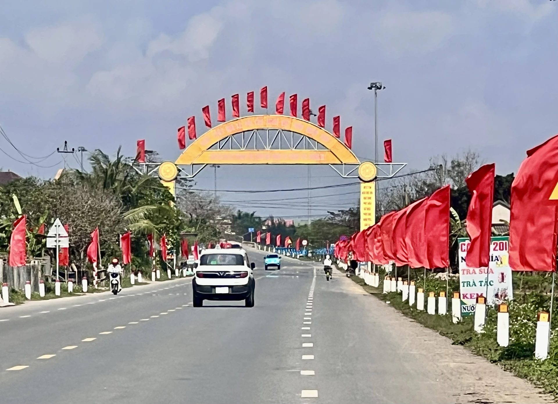 Cờ hoa rực rỡ trên mọi nẻo đường quê hương, chào mừng thành công  Đại hội đại biểu toàn quốc lần thứ XIV của Đảng - Ảnh: H.N