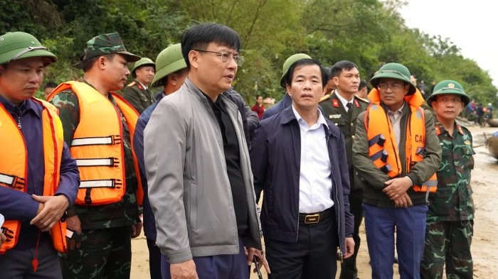 Đồng chí Bí thư Tỉnh ủy thăm hỏi, động viên gia đình các nạn nhân trong vụ chìm thuyền trên sông Gianh