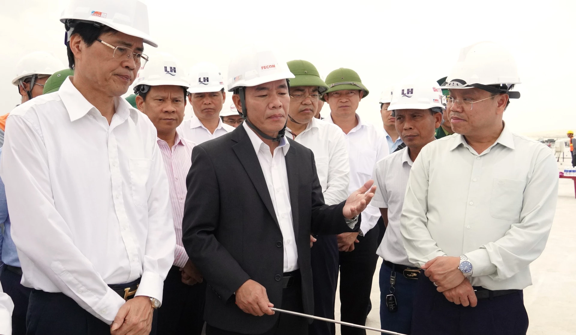 Đồng chí Bí thư Tỉnh ủy Nguyễn Văn Phương đề nghị chủ đầu tư tiếp tục đẩy nhanh tiến độ dự án - Ảnh: QV