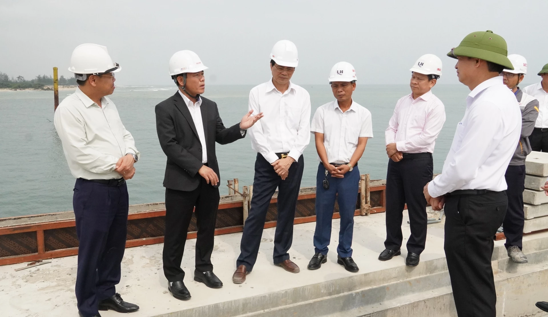 Đồng chí Nguyễn Văn Phương, Bí thư Tỉnh ủy đánh giá cao quyết tâm của chủ đầu tư là đưa vào khai thác 500m chiều dài mặt bến trong dịp 30/4/2026 - Ảnh: QV