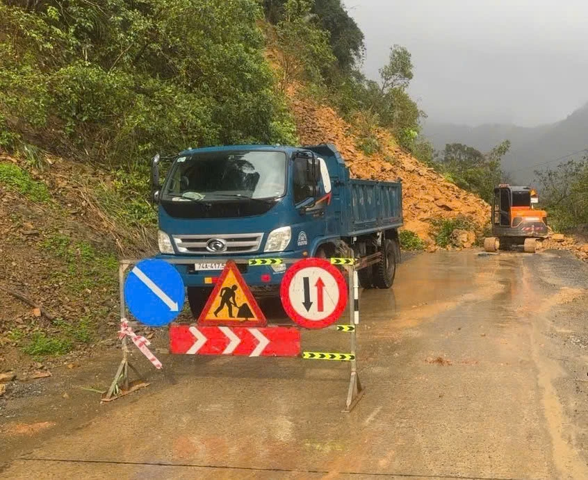 Các lực lượng chức năng khẩn trương khắc phục sự cố. Ảnh: - Ảnh: N.M.P