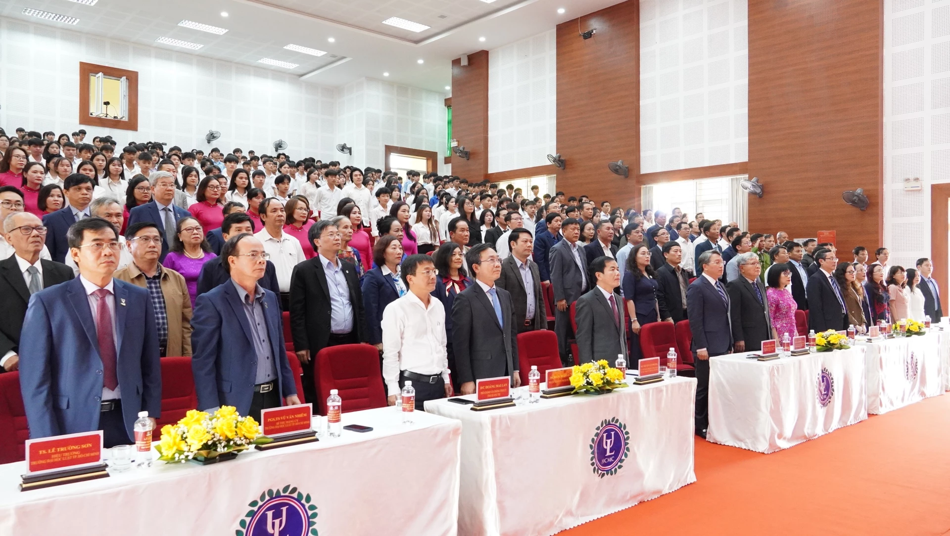 Các đại biểu tham dự nghi lễ chào cờ - Ảnh: QV