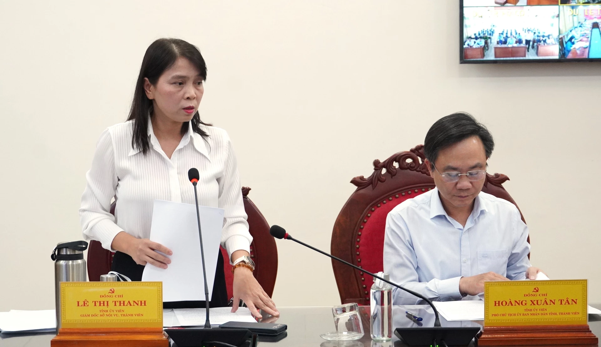 Đồng chí Lê Thị Thanh, Giám đốc Sở Nội vụ, Thư ký UBBC tỉnh báo cáo tại phiên họp - Ảnh: QV