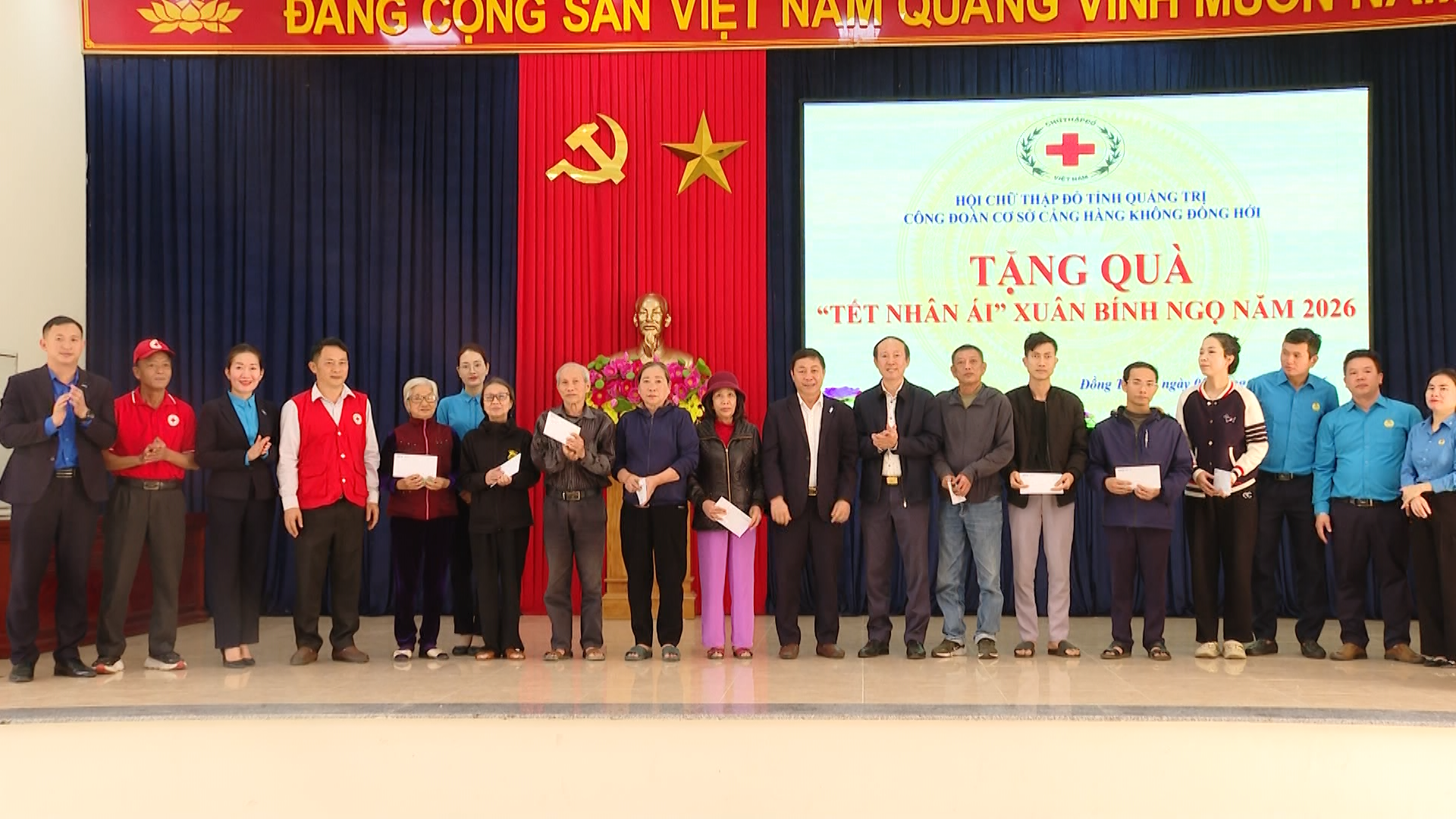 Quà Tết được trao cho các hộ gia đình khó khăn ở phường Đồng Thuận