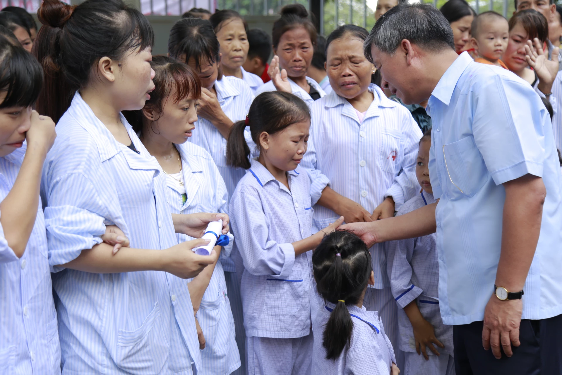 GS.TS Nguyễn Anh Trí giây phút chia tay các bệnh nhân trước khi về nghỉ hưu - Ảnh: NVCC