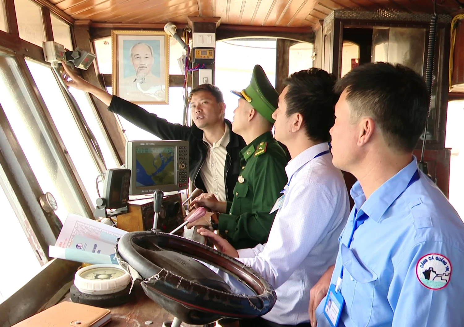 Cơ quan chức năng kiểm tra thiết bị giám sát hành trình trên tàu cá trước khi cho xuất bến - Ảnh: N.M.P