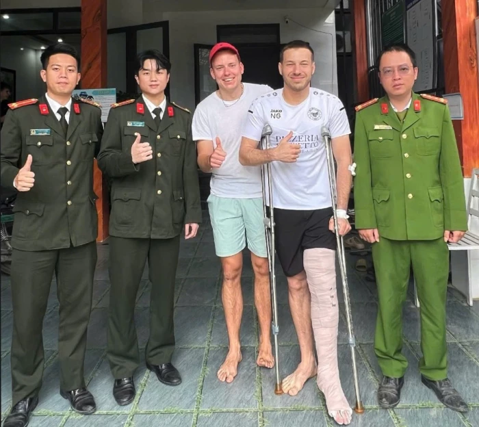 Công an xã Phong Nha hỗ trợ du khách nước ngoài bị tai nạn trong đêm