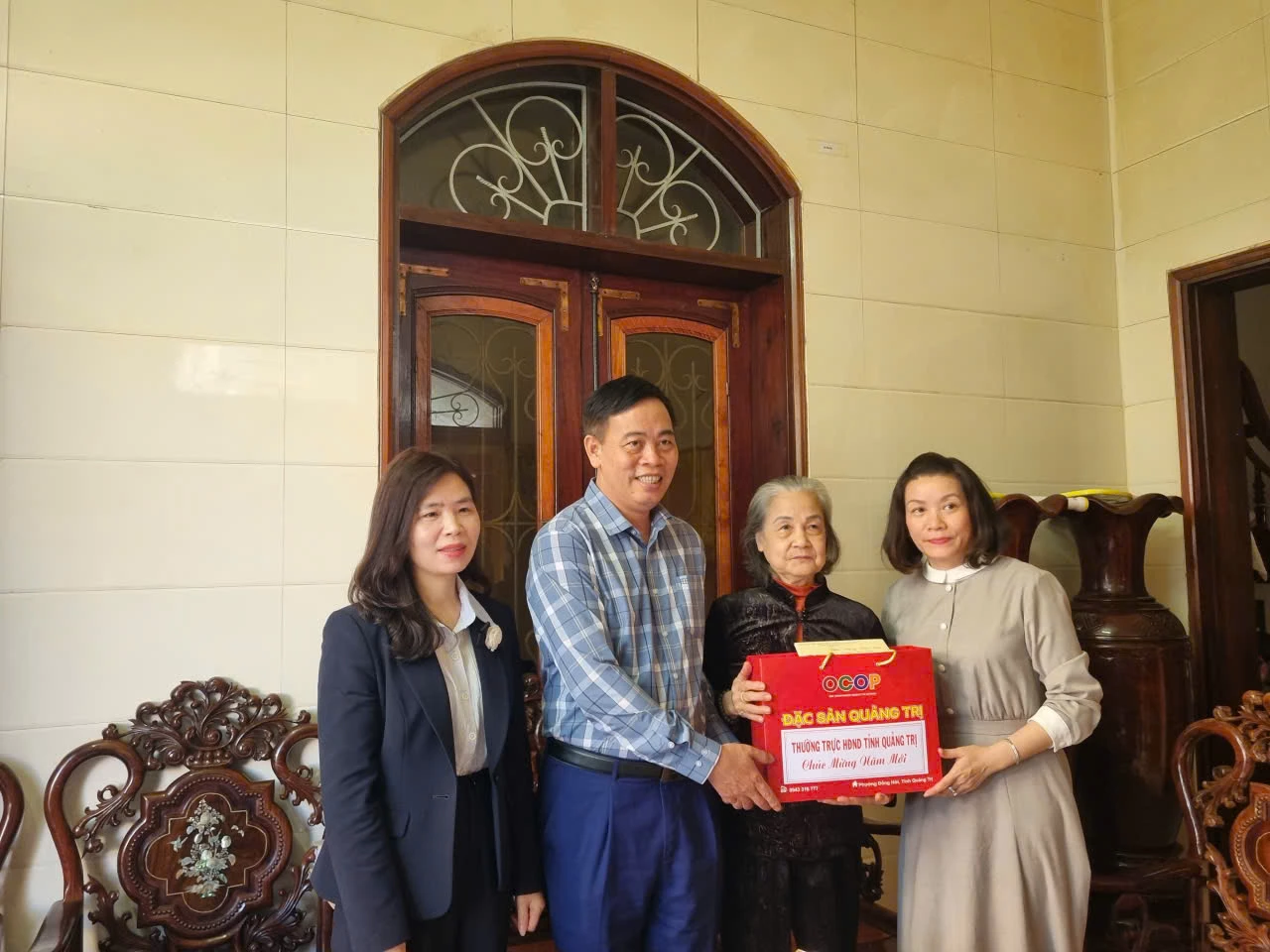 Đồng chí Nguyễn Đăng Quang, Phó Bí thư Tỉnh uỷ, Chủ tịch HĐND tỉnh chúc tết gia đình đồng chí Lê Công Minh, nguyên Phó Bí thư Thường trực Tỉnh uỷ, Trưởng Đoàn ĐBQH tỉnh -Ảnh: L.T