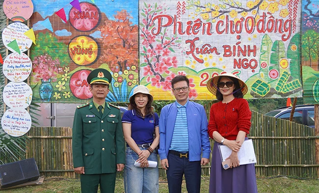 Bà Phạm Diệu Minh (ngoài cùng bên phải) chụp ảnh cùng các đơn vị đồng tổ chức. 