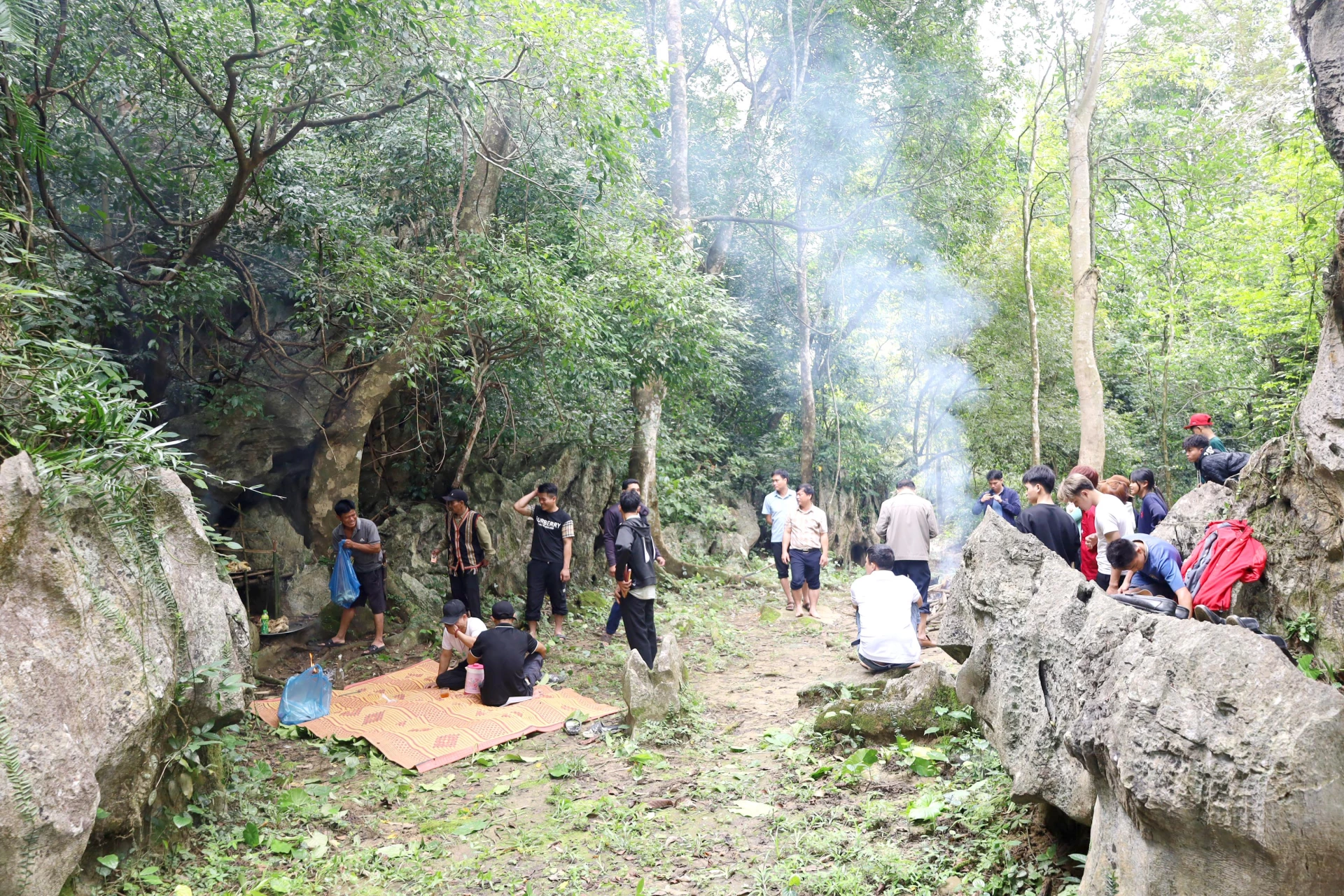 Người dân bản Khe Sung tham gia tại Lễ lỡ đỡ - Ảnh: V.Minh